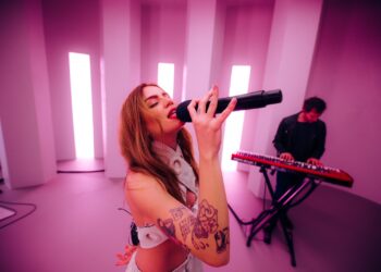 Carol Biazin divulga versão ao vivo de “Fica Pro Café” na Vevo