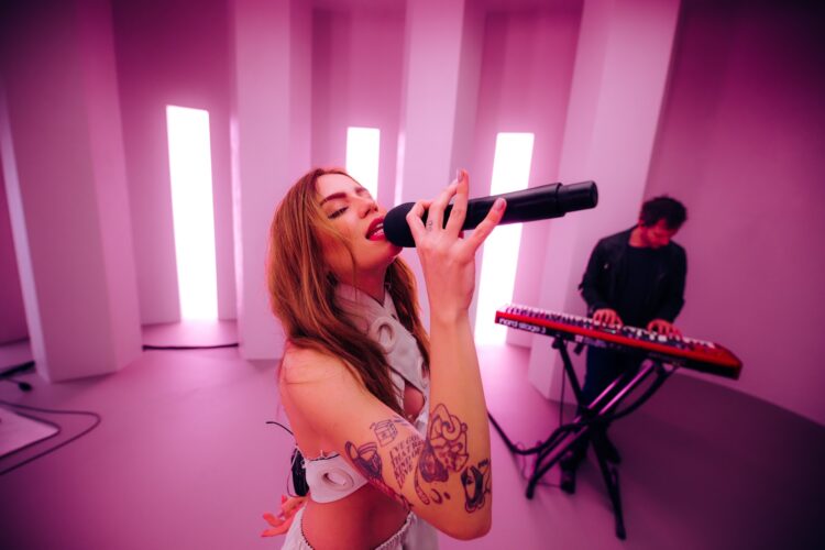 Carol Biazin divulga versão ao vivo de “Fica Pro Café” na Vevo