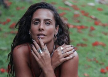 Amanda Coronha comenta lançamentos de 2022 e adianta novidades sobre novo álbum