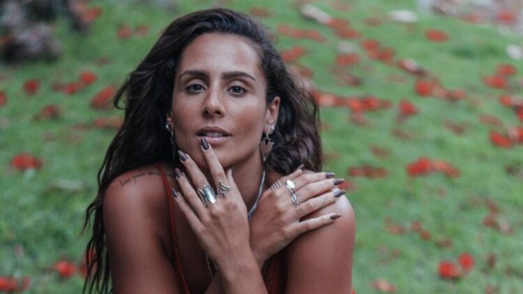Amanda Coronha comenta lançamentos de 2022 e adianta novidades sobre novo álbum