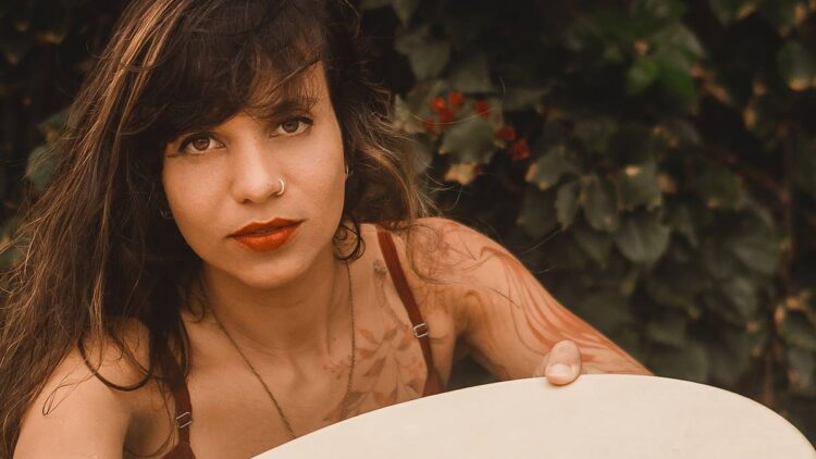 Bia Sabino divulga novo single