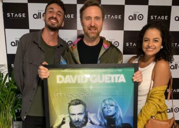 David Guetta recebe certificado em turnê no Brasil
