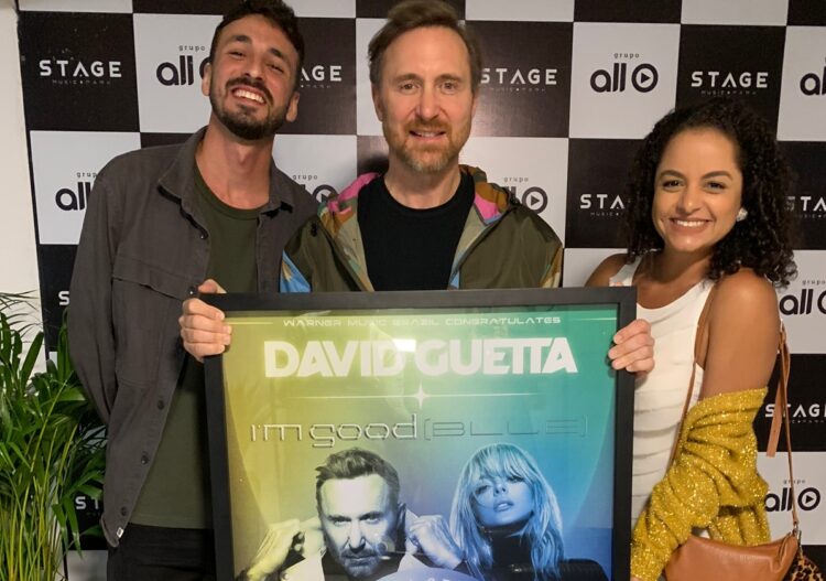 David Guetta recebe certificado em turnê no Brasil