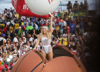 Claudia Leitte apresenta performance inédita durante jogo da NBA em Orlando