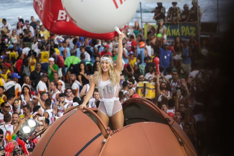 Claudia Leitte apresenta performance inédita durante jogo da NBA em Orlando