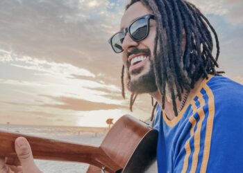 Julies bate 3 milhões de streams no Spotify com álbum de estreia e anuncia parceria com Los Brasileiros