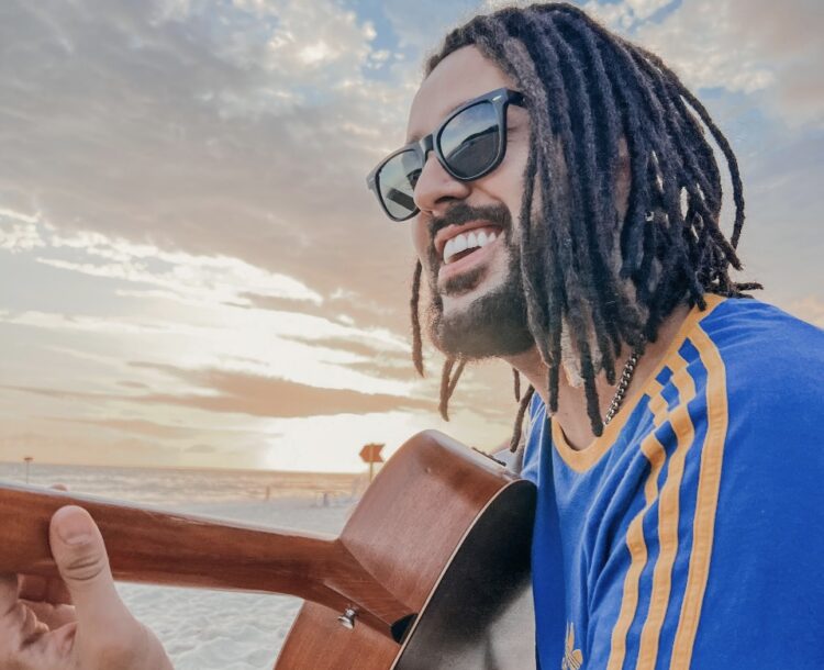 Julies bate 3 milhões de streams no Spotify com álbum de estreia e anuncia parceria com Los Brasileiros