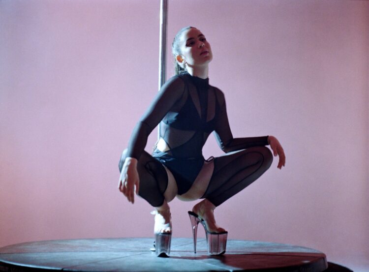 O que está vindo aí? Sofia Santino deixa fãs curiosos com fotos inéditas nas redes sociais