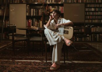 Após viral, Vic Brow lança single e clipe mais intimista “Tão sem Graça”