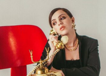 Julia Svacinna lança a faixa “Sem Tempo Para Amar”, inspirada em Billie Eilish