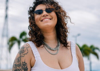 Biê fala sobre libertação e auto aceitação na inédita ‘Para o Baile’