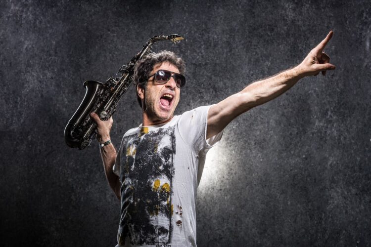 George Israel lança ‘Reza Forte’ e inicia comemoração de 40 anos de carreira