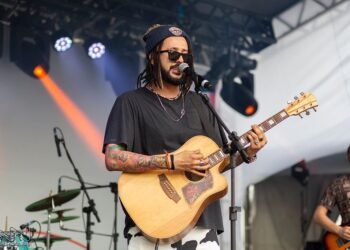 Com produtores indicados ao Grammy, Julies anuncia nova fase sonora em ‘Lance ou Romance’