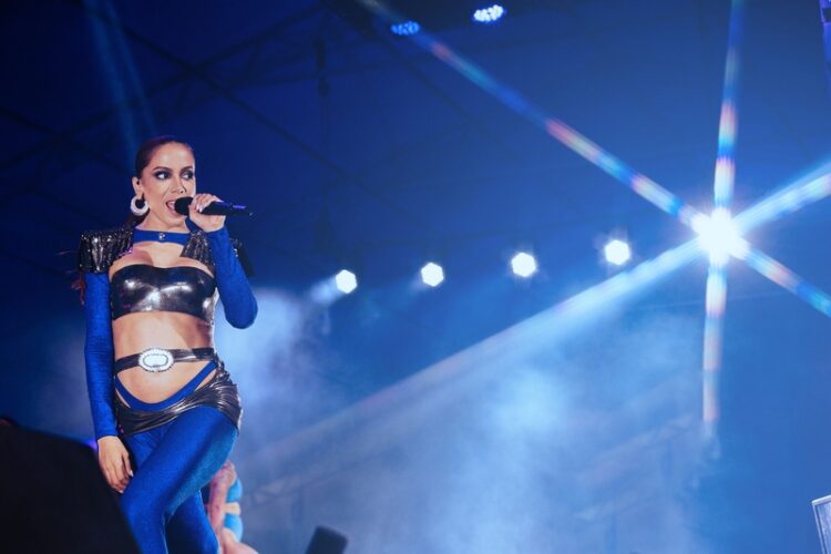 Anitta encerra turnê de Carnaval com ingressos esgotados e música nova em Curitiba