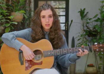 Nina Fernandes emociona em clipe de “Eu Posso Ser Quem Eu Quiser”