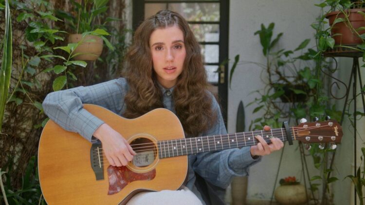 Nina Fernandes emociona em clipe de “Eu Posso Ser Quem Eu Quiser”