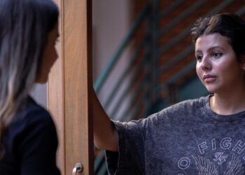 Vic Brow levanta questões amorosas em novo lançamento ‘Fica’