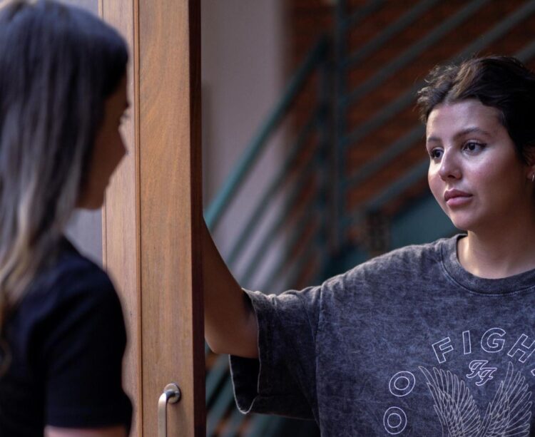 Vic Brow levanta questões amorosas em novo lançamento ‘Fica’