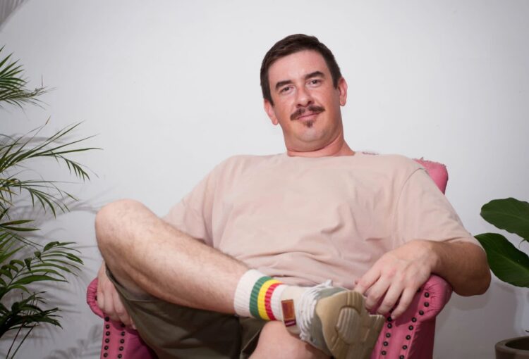 Caio Pires lança EP autoral ‘Cada Qual uma Galáxia Celestial’ que une o reggae a música popular brasileira