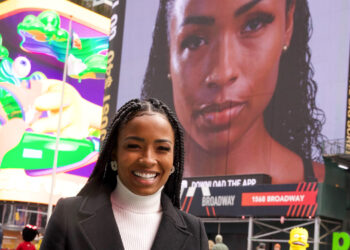 De cara lavada: Sarah Fonseca é destaque na Times Square em Nova York