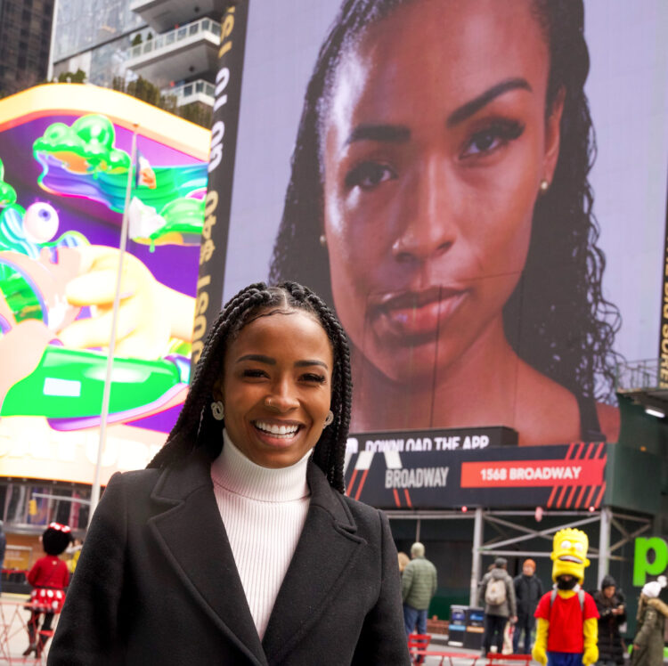 De cara lavada: Sarah Fonseca é destaque na Times Square em Nova York