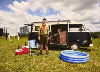 Aposta do indie pop nacional, Number Teddie lança o álbum audiovisual “PODERIA SER (bem) PIOR”