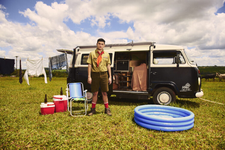 Aposta do indie pop nacional, Number Teddie lança o álbum audiovisual “PODERIA SER (bem) PIOR”