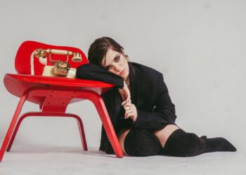 Julia Svacinna lança o seu primeiro EP autoral, “Sem Tempo Para Amar”, e conta uma história de desamor