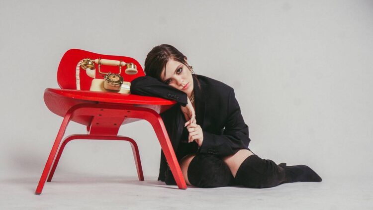 Julia Svacinna lança o seu primeiro EP autoral, “Sem Tempo Para Amar”, e conta uma história de desamor