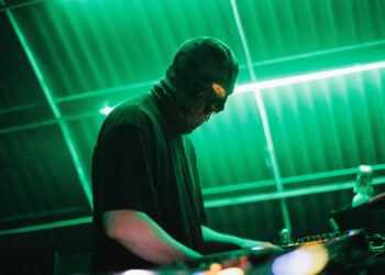 Por trás da máscara, o artista Rikhter conta mais sobre sua carreira e seu último lançamento “R001”