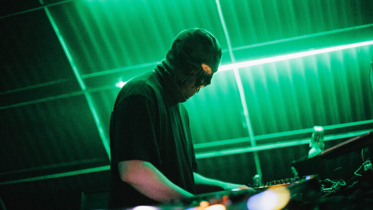 Por trás da máscara, o artista Rikhter conta mais sobre sua carreira e seu último lançamento “R001”