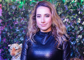 Manola se apresenta no Baile da Onça após participação em faixa do projeto