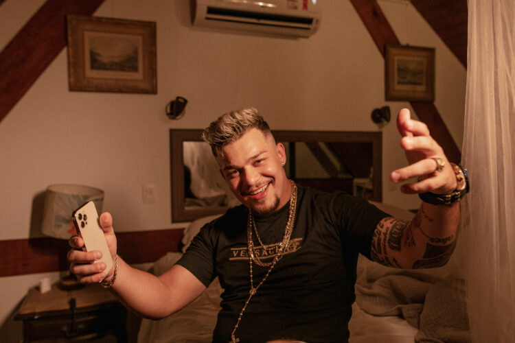 MC J.A fala de amor e apresenta as belezas da vida na inédita “LUIVI”