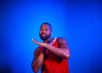 Cantor Diney fala de amor tóxico em novo clipe “Quando o Mar Secar”