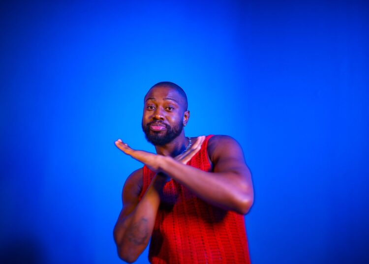 Cantor Diney fala de amor tóxico em novo clipe “Quando o Mar Secar”