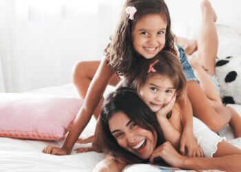 Letícia Almeida homenageia filhas em novo single, “Marias”