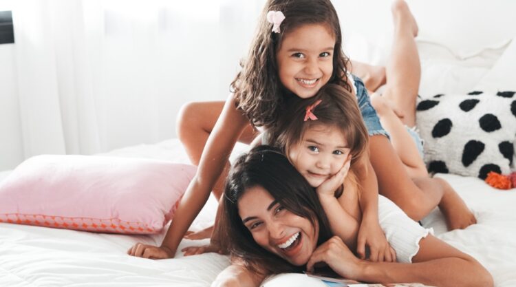 Letícia Almeida homenageia filhas em novo single, “Marias”