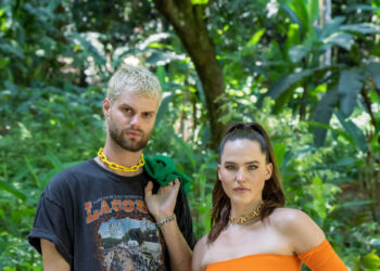 Homenageando o Brasil com single em português, SOFI TUKKER lança “Jacaré”