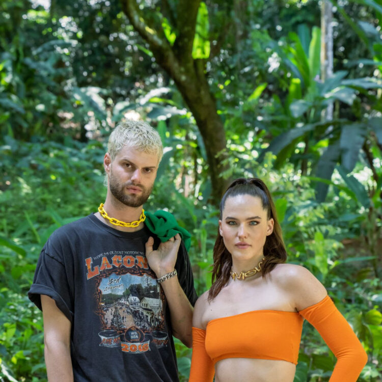 Homenageando o Brasil com single em português, SOFI TUKKER lança “Jacaré”