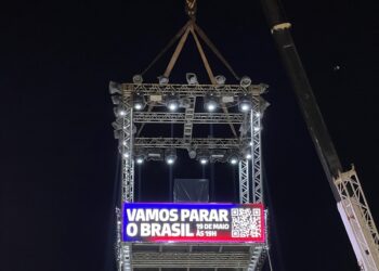 Rap In Cena promove ação com guindaste e ilusionismo para anunciar as primeiras atrações do festival