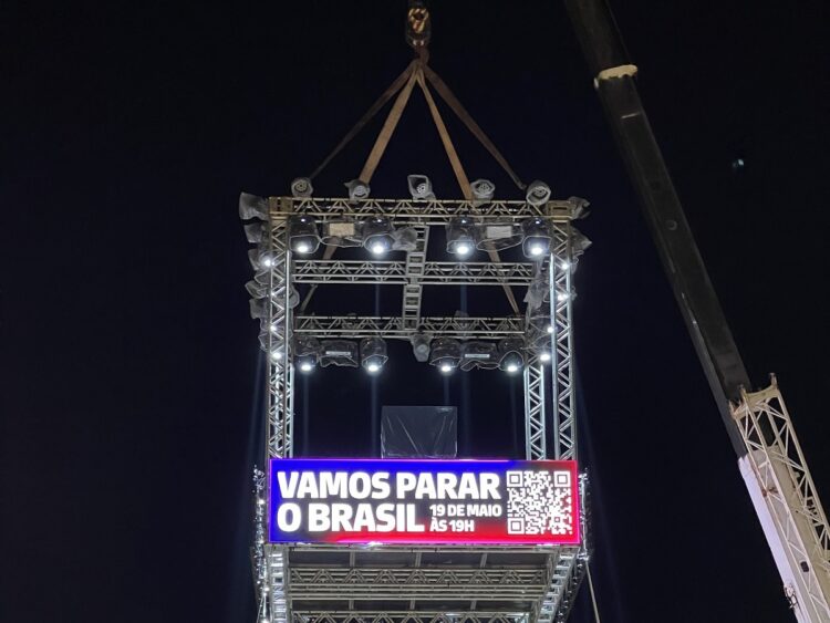 Rap In Cena promove ação com guindaste e ilusionismo para anunciar as primeiras atrações do festival