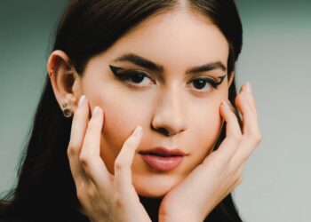 A “rainha dos delineados” da internet, Sofia Santino, lança sua primeira linha de delineadores adesivos