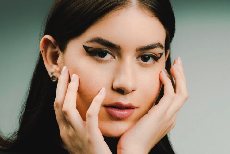 A “rainha dos delineados” da internet, Sofia Santino, lança sua primeira linha de delineadores adesivos