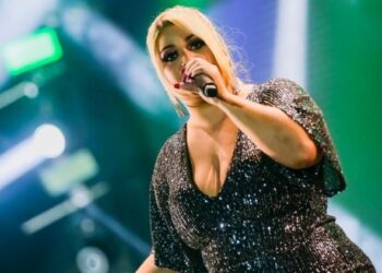 Angélica Espíndola lança o forró ‘Nananinanão’, com clipe divertido e dançante