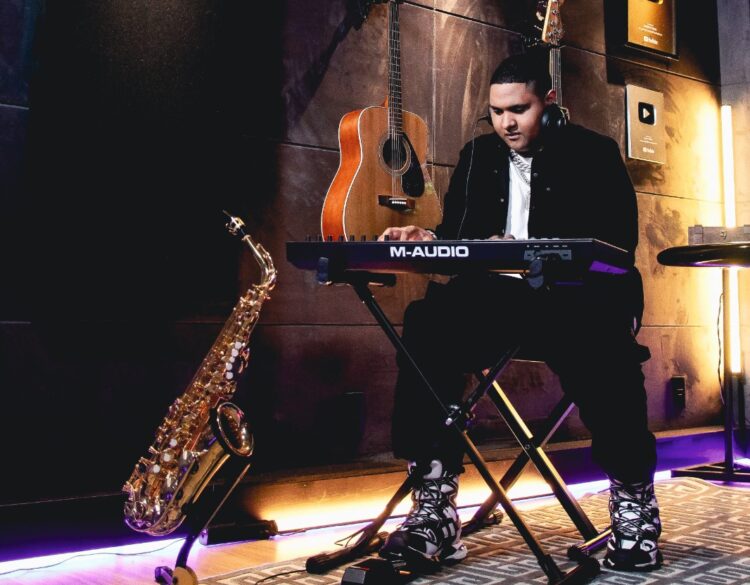 Vitão e Mariana Nolasco celebram festa tradicional brasileira em clipe de ‘Baião Nascimento’