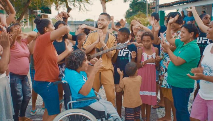 Nathan Carvalho apresenta clipe de “Vida Leve” com foco em apoio social