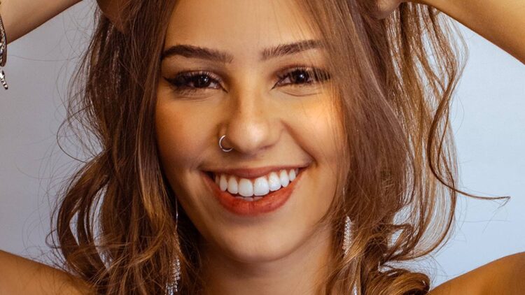 No Dia das Mães, Giulia Olliver se apresenta no Tonton Jazz Music Bar