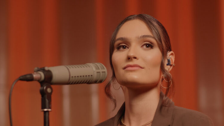 Bia Gullo lança seu primeiro álbum