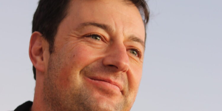 Lorenzo convida alter ego Zé Guela para lançamento único e exclusivo nos apps de música