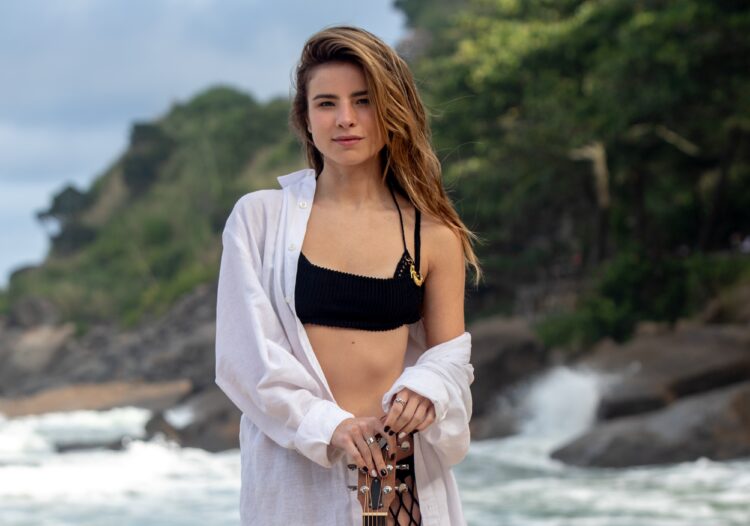 Giulia Be resgata suas origens no single ‘perfeita’